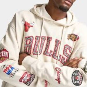 Mitchell & Ness NWT Cream Bulls Patch Hoodie